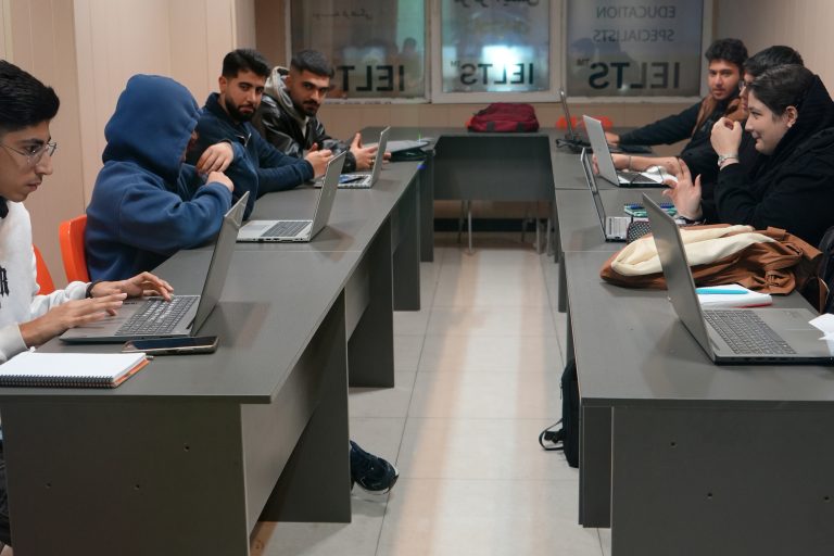 کلاس آموزش پایتون کادوس با لپ‌تاپ‌های دانش‌پذیران
