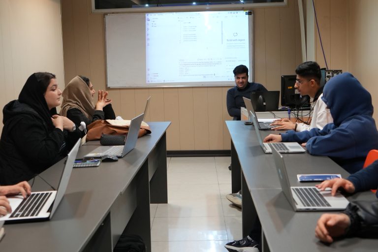 دانش‌پذیران کلاس پایتون کادوس رشت در حال کدنویسی