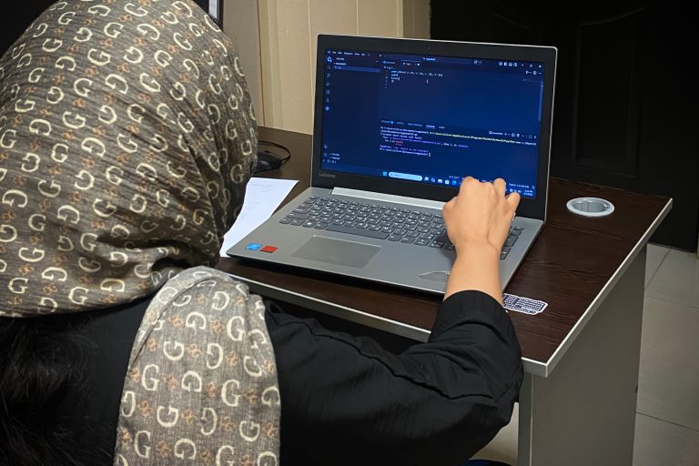 شرکت‌کننده رقابت برنامه نویسی پایتون مؤسسه کادوس