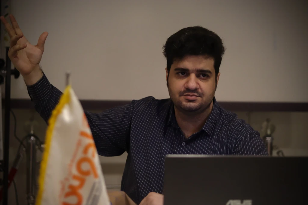 سمینار هک و امنیت مهندس علیرضا احمدی مدیر دپارتمان کامپیوتر کادوس