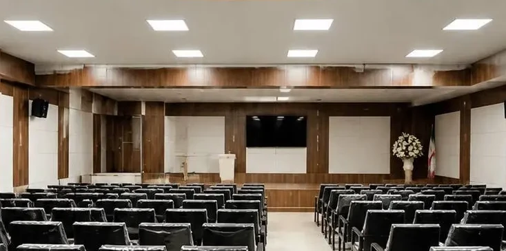 سالن همایش کادوس مهر در شعبه مسکن مهر مؤسسه فنی و آموزشی کادوس در رشت